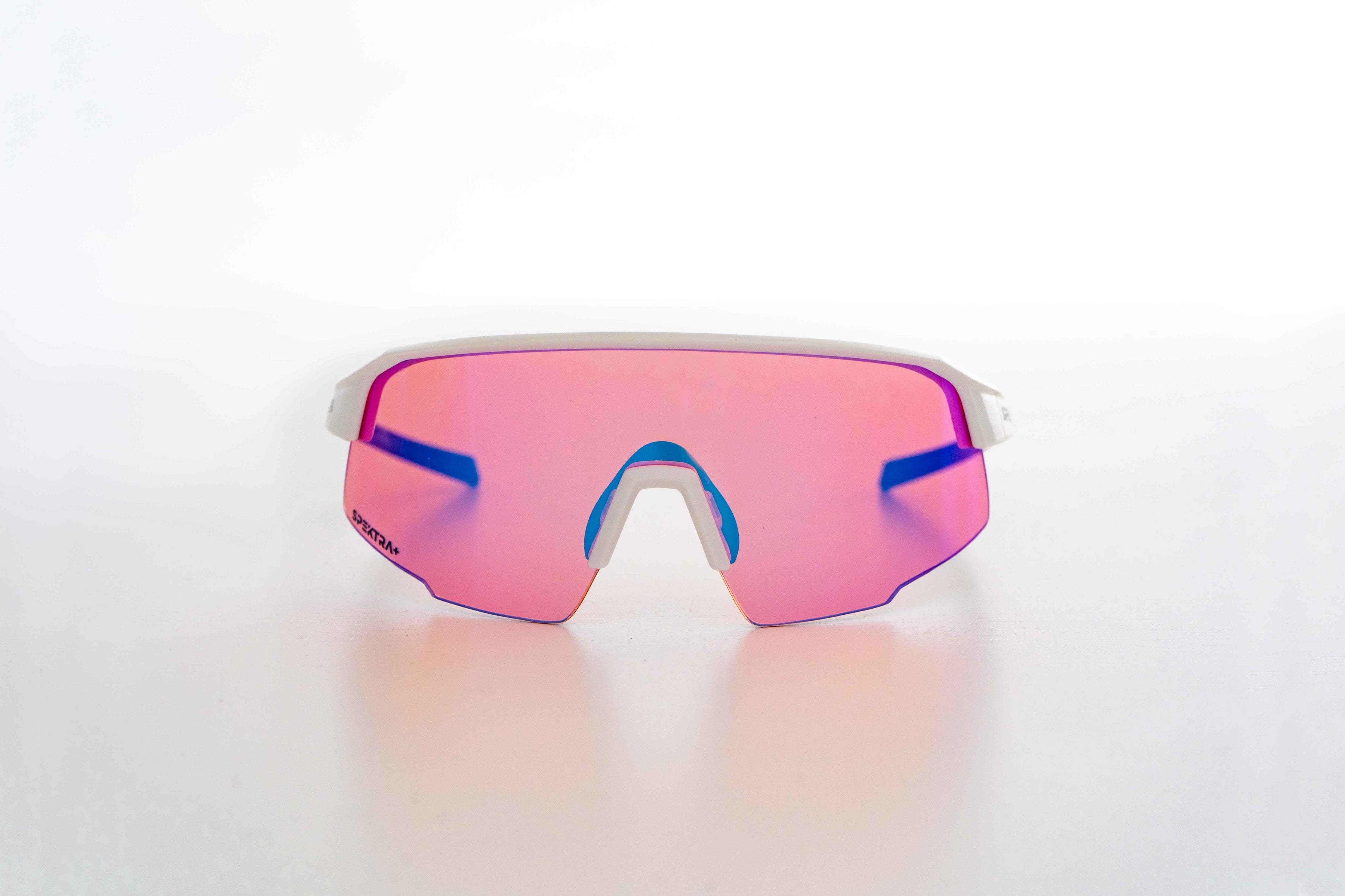 Modèle summit lunette de soleil avec lentille rose et cadre blanc
