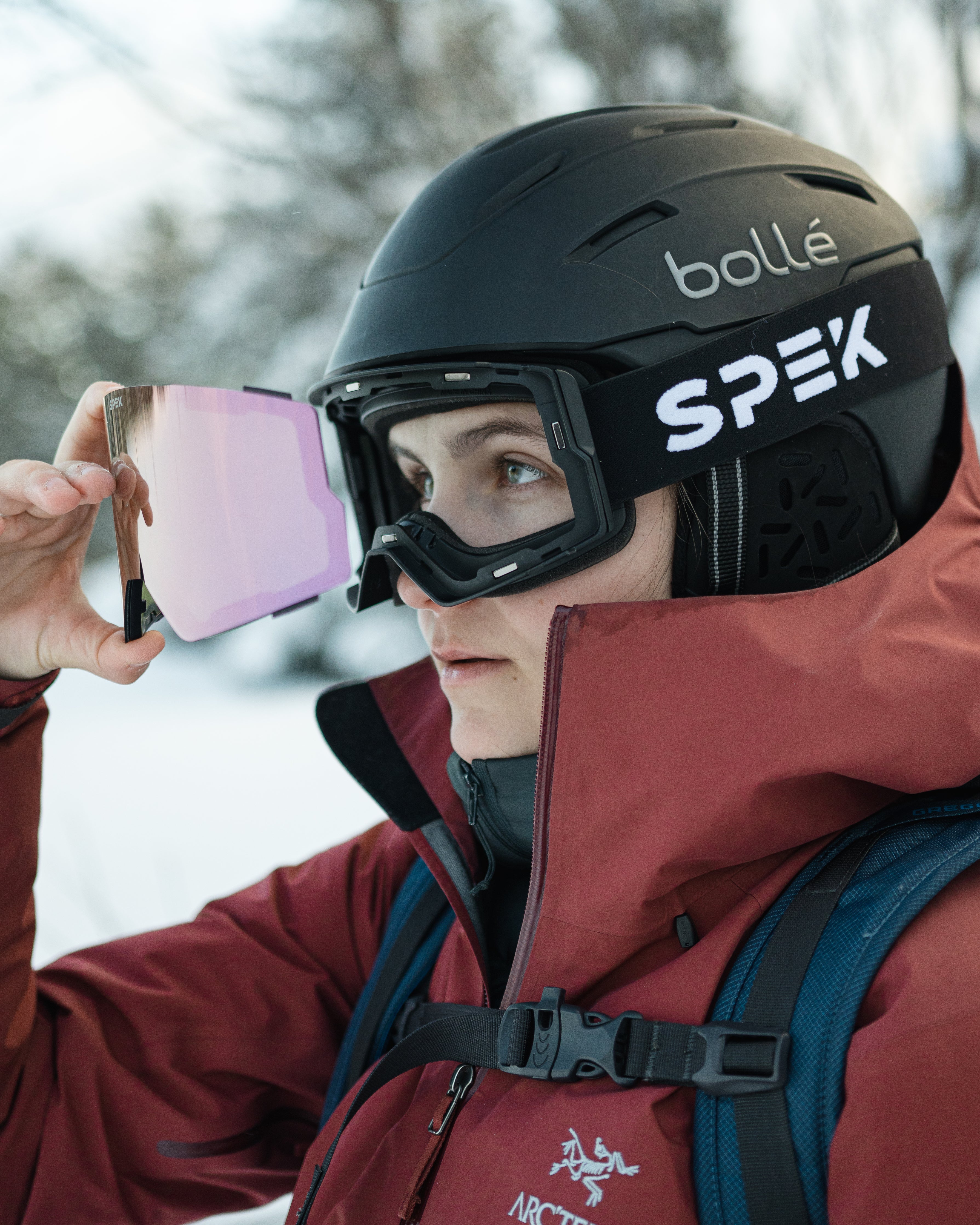 Femme avec lunette de ski changement de lentille